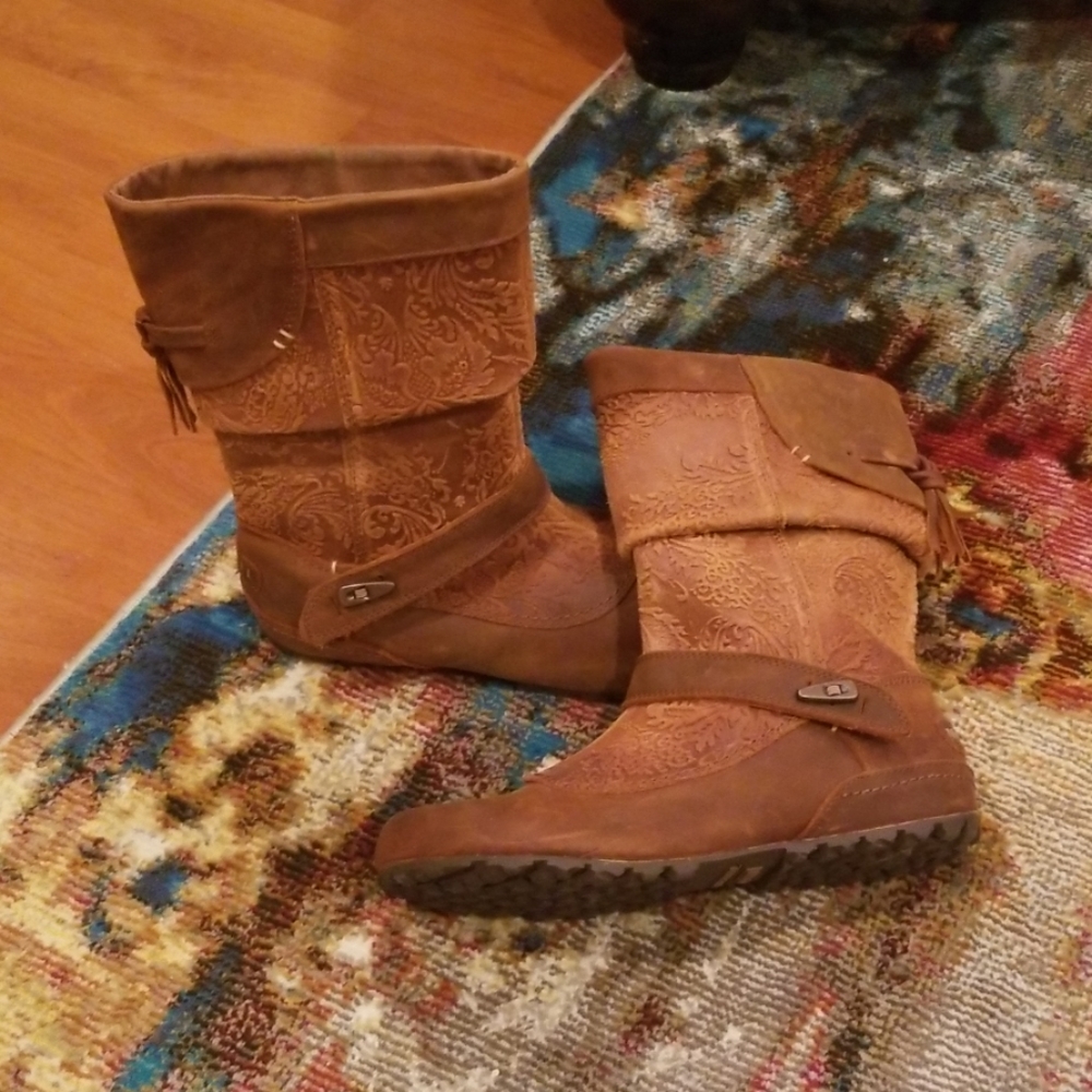 Sz 6 Merrell leather boots ONE OF A KIND